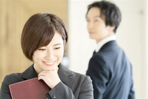 すれ違い ざま 見 て くる 女性|すれ違う時目を合わせない女性心理！すれ違いざまにみてくる女 .